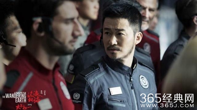 《流浪地球》票房破20亿 吴京：拍烂比没拍强