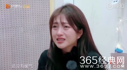 包贝尔带包文婧重回5平方出租屋 哭诉满地蟑螂没暖气 