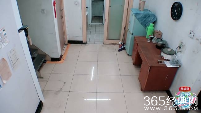 包贝尔带包文婧重回5平方出租屋 哭诉满地蟑螂没暖气 