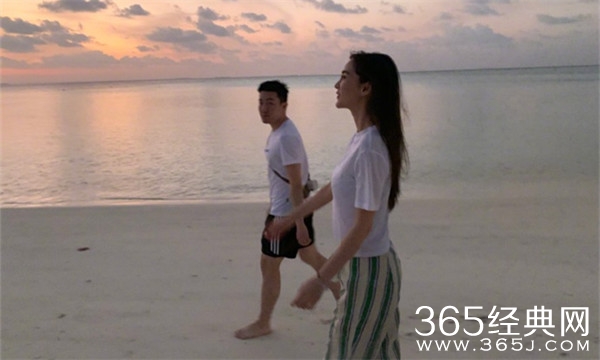 baby晒海滩漫步照 同行男子不是黄晓明到底是谁呢？