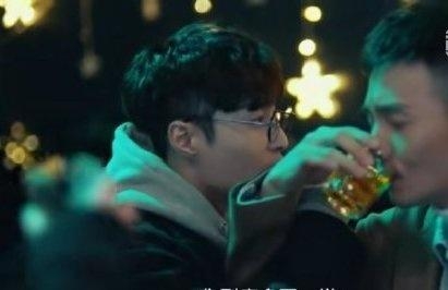 张艺兴李荣浩喝酒 网友称：是恋爱的感脚吗