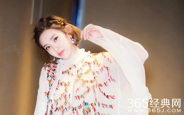 唐艺昕疑否认怀孕 晒健身视频吐糟自己不会劈叉