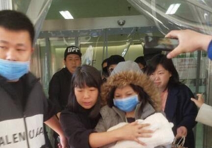 冯绍峰护送老婆赵丽颖出院，颖宝一副产后发福的样子