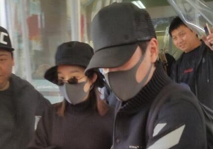 冯绍峰护送老婆赵丽颖出院，颖宝一副产后发福的样子