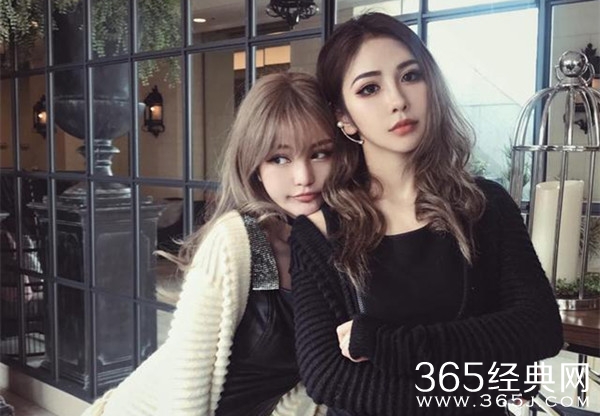 周扬青晒与闺蜜合照 这腿罗志祥你给几分？