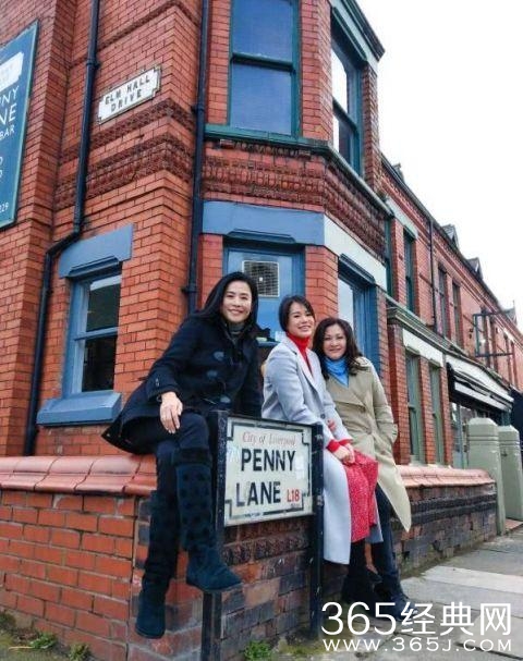 胡杏儿宣萱陈慧珊同游英国 三人在街头随意摆拍