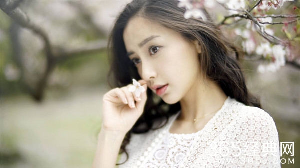 Baby戴固定钢板 疑录《奔跑吧兄弟》受伤，美照迷人!