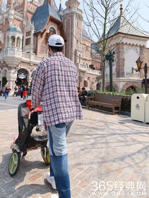 陈赫一家三口甜蜜游玩迪士尼 陈赫是真正的好男人