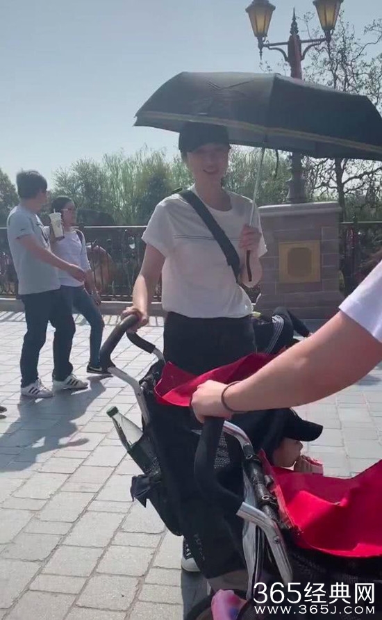 董璇低调现身独自一人带女儿游玩迪士尼