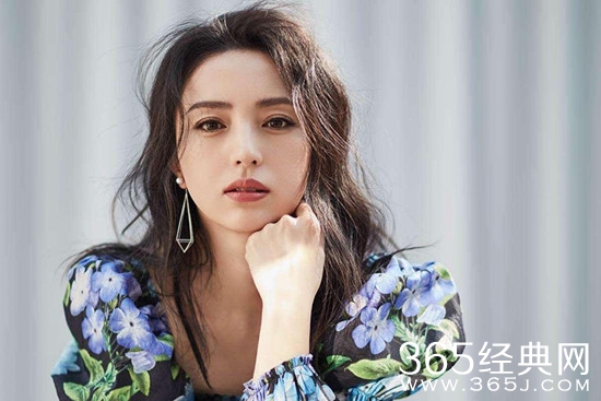 董璇独自一人带女儿游玩迪士尼 风波后仍颜值在线