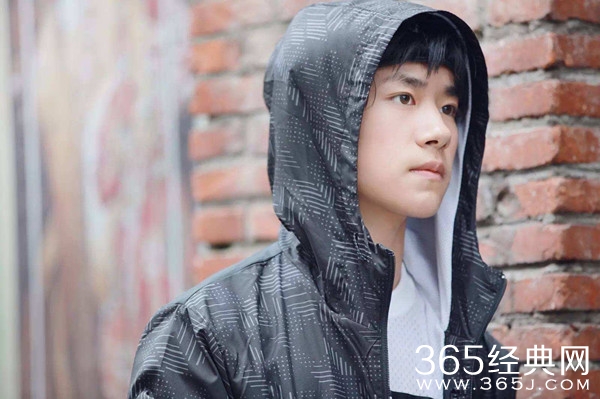 易烊千玺出席青年论坛 网友：tfboy太优秀了