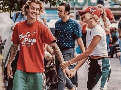 比伯承认娶了粉丝 晒爱妻海莉照片