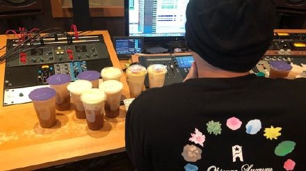 周杰伦开始录新歌了！粉丝直呼别喝奶茶了！