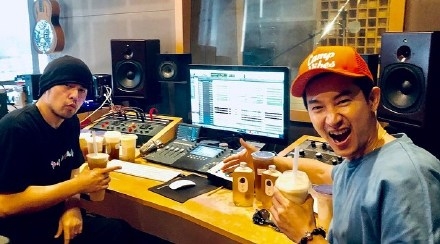 周杰伦开始录新歌了！粉丝直呼别喝奶茶了！