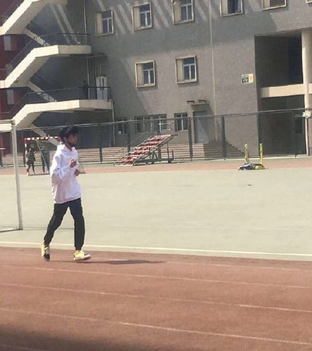 王俊凯回校体测 补考体育3000米