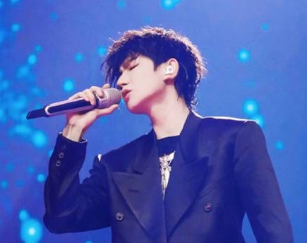 王源锡纸烫新造型亮相新综艺《我是唱作人》 造型成熟又复古