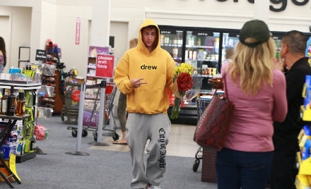 比伯手撕CP粉 忍无可忍并称“请举报他们”