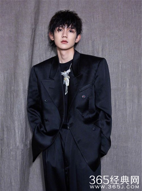 王源锡纸烫新造型亮相新综艺《我是唱作人》 造型成熟又复古