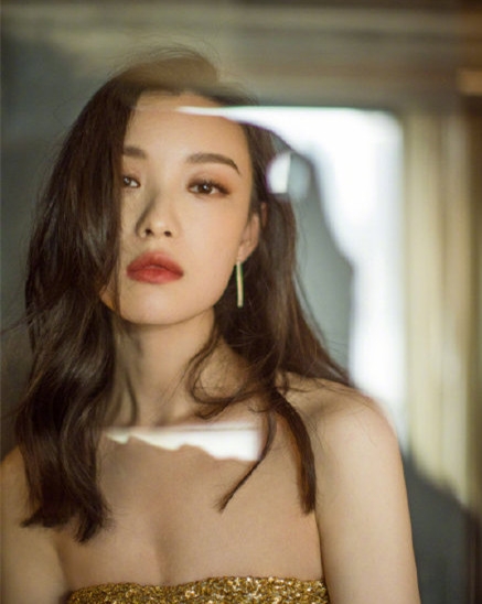 倪妮身穿金色长裙似人鱼上岸 网友：好绝一女的