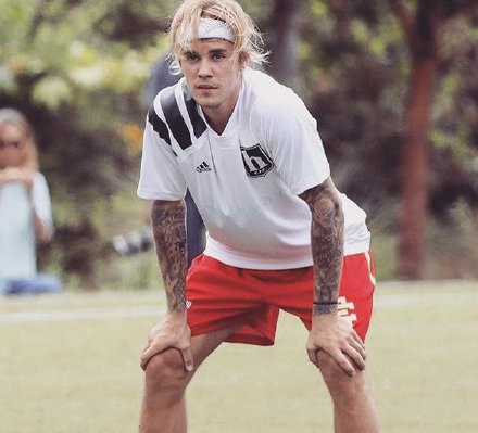 比伯手撕CP粉 忍无可忍并称“请举报他们”