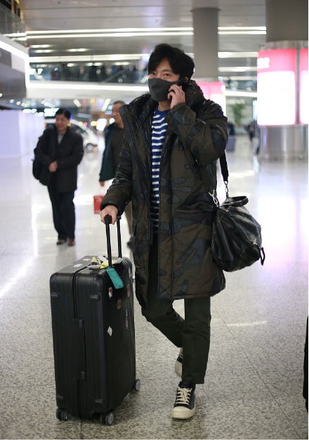 郭京飞现身天津机场 疑似新戏开拍