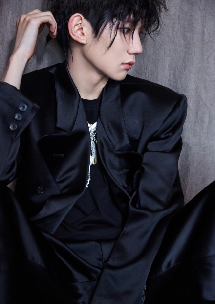 王源锡纸烫新造型亮相新综艺《我是唱作人》 造型成熟又复古