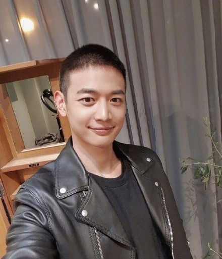 SHINee崔珉豪确定入伍 手写信件安慰粉丝