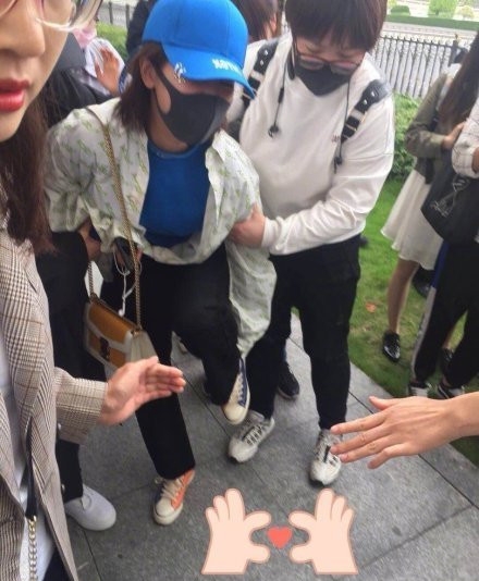 杨紫粉丝澄清机场被砸 工作室呼吁理智追星