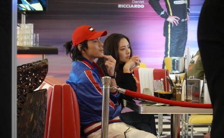 向佐带郭碧婷看F1赛车 订婚后的日常十分甜蜜