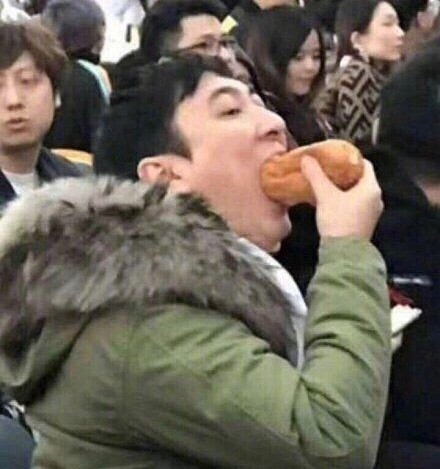 王思聪吃玉米 网友：坐等新出表情包