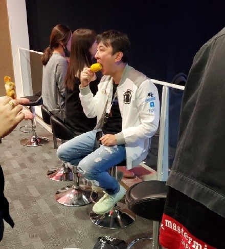 王思聪吃玉米 网友：坐等新出表情包