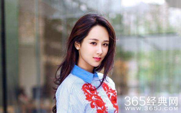 杨紫被曝在机场拒收礼物 被粉丝踩掉鞋还用花砸脖子