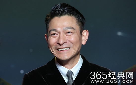 刘德华致敬龙虎武师 亲笔题字表敬意