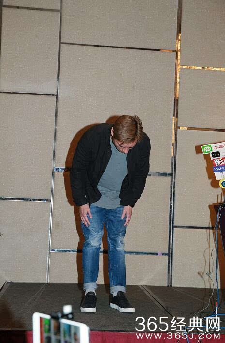 许志安召开记者会承认出轨 痛哭向郑秀文道歉