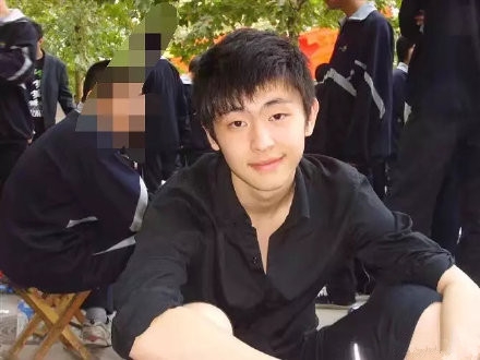 邓伦高中青涩照片流出 网友大呼从小帅到大