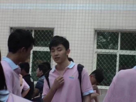 邓伦高中青涩照片流出 网友大呼从小帅到大