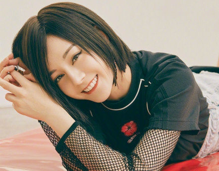 迪丽热巴尝试短发造型 清纯又妩媚