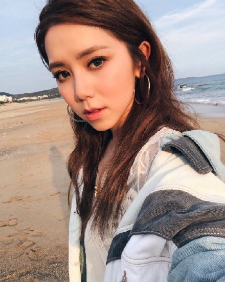 邓紫棋合约纠纷之后成立个人工作室 老板范十足