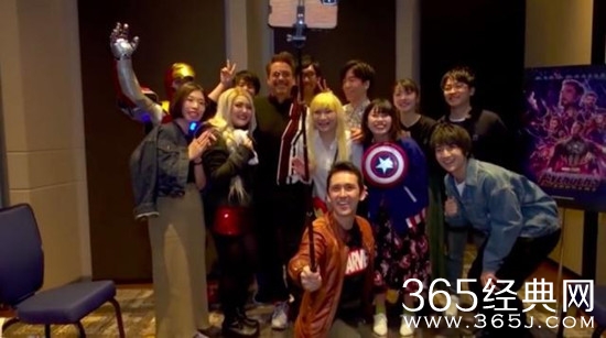 小罗伯特·唐尼现身小型见面会 与日本粉丝亲密互动