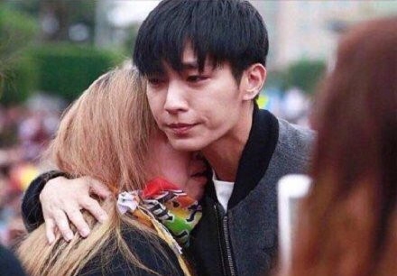 炎亚纶参加平权游行 眼神坚定拥抱路人