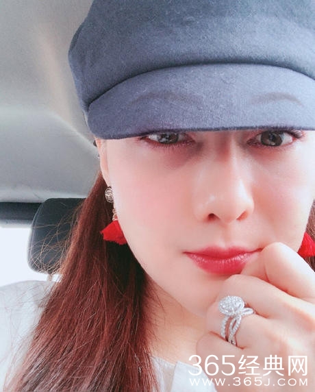 琼瑶女郎陈德容晒近照 大秀鸽子蛋钻戒
