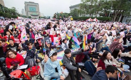 炎亚纶参加平权游行 眼神坚定拥抱路人