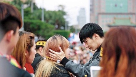 炎亚纶参加平权游行 眼神坚定拥抱路人