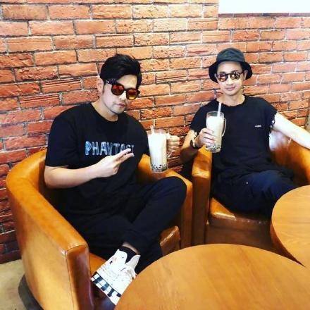 周杰伦手举奶茶发自拍 怕太瘦了歌迷认不出