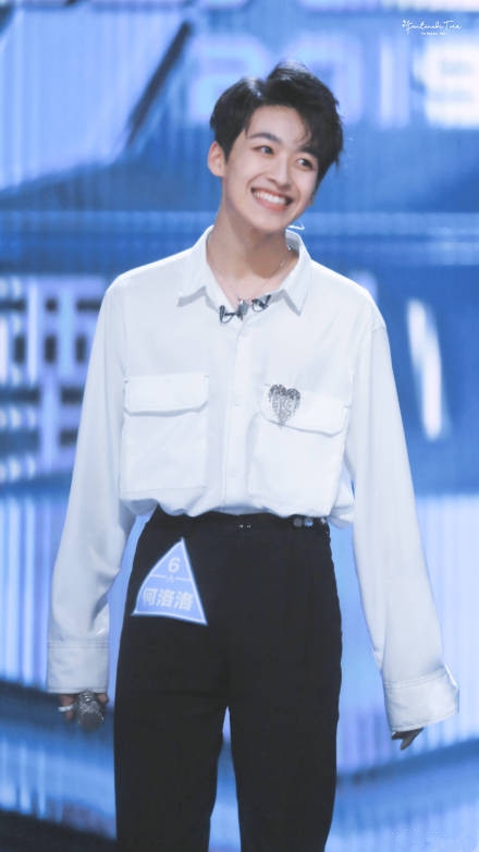 何洛洛家庭背景家境如何 何洛洛个人资料年龄身高详解