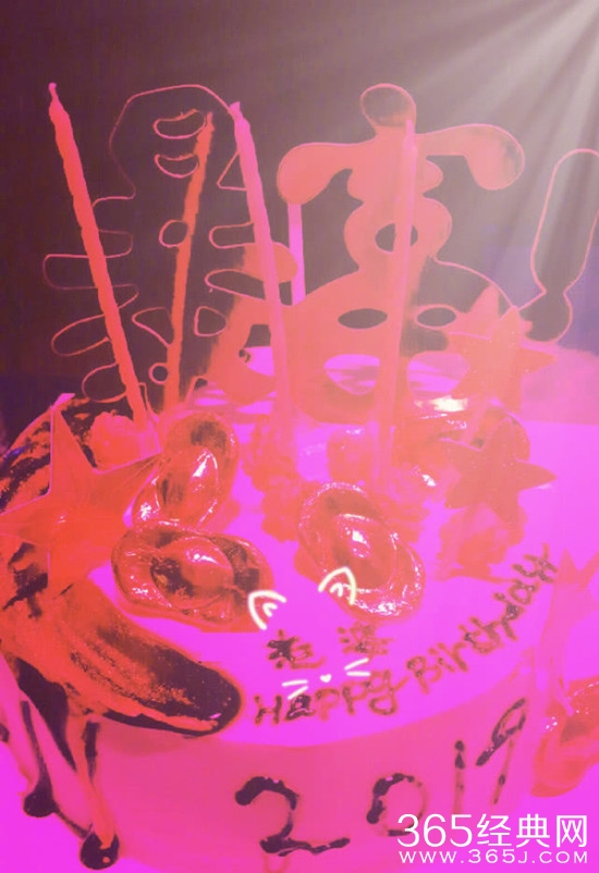 陈志朋晒蛋糕庆生 “老婆”字样引猜测