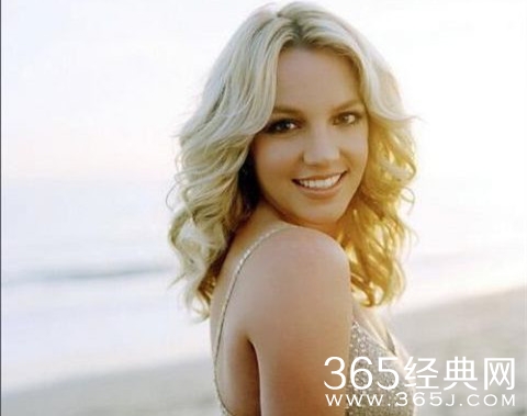 布兰妮被父亲软禁传言后首现身 眼神空洞头发杂乱