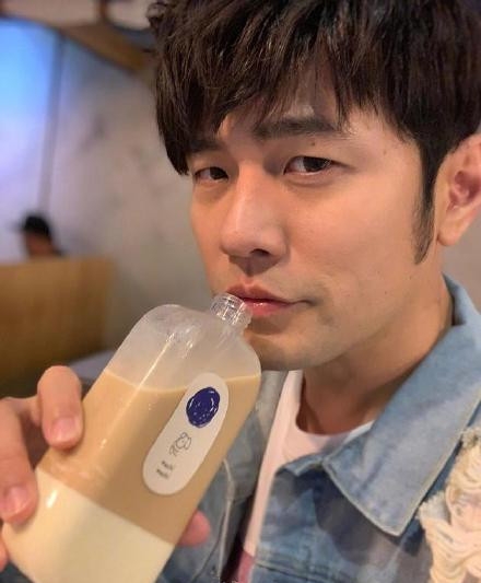 周杰伦手举奶茶发自拍 怕太瘦了歌迷认不出