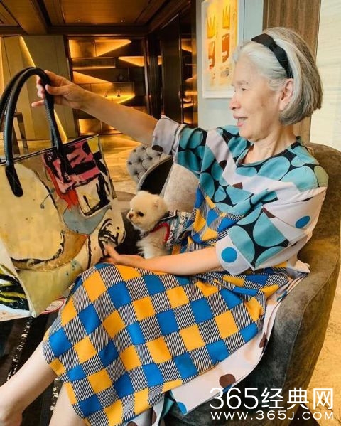 周杰伦晒出妈妈照片 叶惠美面露微笑气质优雅