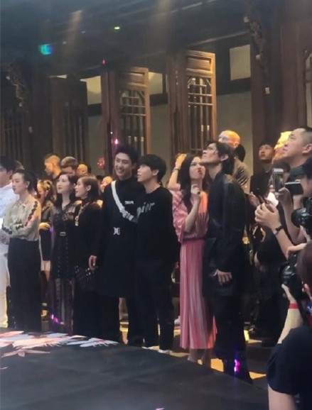 郭碧婷向佐现身品牌活动 现场亲亲甜死网友